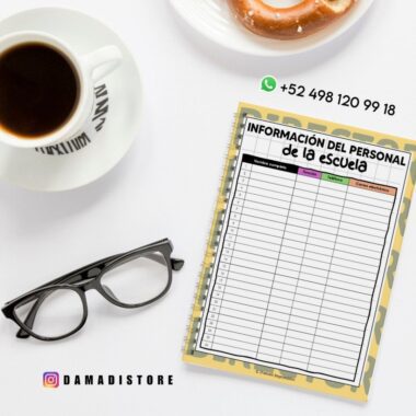 Vista superior de un escritorio con una taza de café, un donut, un par de gafas negras y un cuaderno de espiral con la etiqueta "INFORMACIÓN DEL PERSONAL de la escuela." Se ve el número de WhatsApp y el handle de Instagram @damadistore.