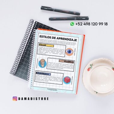 Una hoja de trabajo sobre estilos de aprendizaje (visual, auditivo, cinestésico) está colocada en cuadernos de espiral junto a dos bolígrafos negros y una taza con platillo. En la parte superior e inferior hay información de contacto y un enlace a las redes sociales.