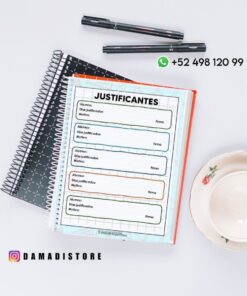 Encima de otro cuaderno de espiral cerrado hay un cuaderno abierto con una página de 