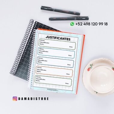 Encima de otro cuaderno de espiral cerrado hay un cuaderno abierto con una página de "Justificantes". Sobre una superficie blanca también se ven dos bolígrafos, una taza de té con platillo e información de contacto con un número de WhatsApp.