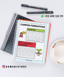 Sobre un escritorio blanco hay cuadernos abiertos y una hoja de trabajo con secciones de colores tituladas 