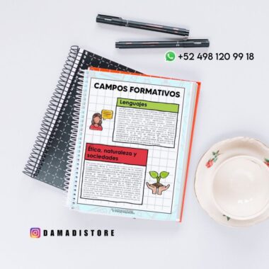 Sobre un escritorio blanco hay cuadernos abiertos y una hoja de trabajo con secciones de colores tituladas "Lenguajes" y "Ética, naturaleza y sociedades". Hay una taza de té con un platillo y bolígrafos cerca. Los datos de WhatsApp e Instagram están a la vista.