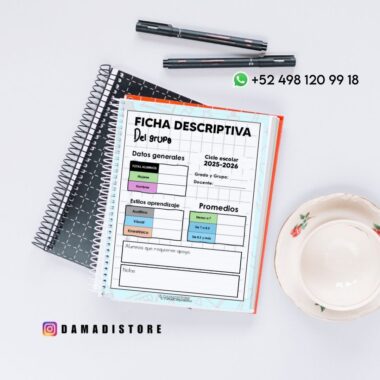 Sobre un cuaderno de espiral, con bolígrafos al lado y una taza de té de flores cerca, hay un descriptivo formulario de grupo. También se pueden ver los datos de contacto de WhatsApp y la cuenta de Instagram de @damadistore.