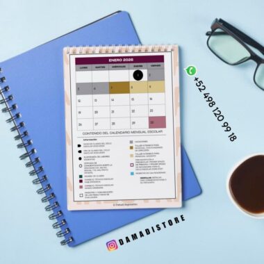 Un calendario encuadernado en espiral para enero de 2026 descansa sobre un cuaderno azul con un bolígrafo. Junto al calendario aparece un número de teléfono de WhatsApp y el usuario de Instagram @DAMADISTORE.