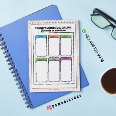 Un bloc de notas titulado "Observaciones del Grupo: Resultado de Evaluación" descansa sobre un cuaderno de espiral azul junto a un bolígrafo y un café. El cuaderno tiene secciones etiquetadas para notas y se puede ver un número de contacto y una cuenta de Instagram.