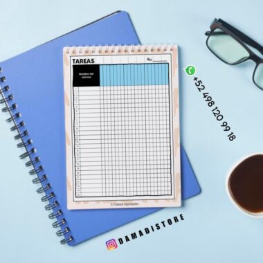 Un bloc de notas con la etiqueta "TAREAS" para el seguimiento de las tareas de los alumnos descansa sobre un cuaderno azul de espiral, junto a una taza de café, unas gafas y un teléfono. Los datos de contacto y la dirección de las redes sociales están a la vista.