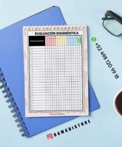 Una hoja de evaluación diagnóstica en un portapapeles está colocada sobre un cuaderno azul de espiral. Cerca hay unas gafas, una taza de café y un bolígrafo. Se ve un número de contacto de WhatsApp y la cuenta de Instagram @damadistore.