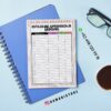 Agenda docente primaria ajolote 2025-2026 14 Un bloc de notas con un gráfico de registro de estilos de aprendizaje descansa sobre un cuaderno azul. En la imagen se ven unas gafas, una taza de café, un bolígrafo, un número de WhatsApp y la cuenta de Instagram @damadistore.