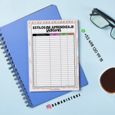 Un bloc de notas con un gráfico de registro de estilos de aprendizaje descansa sobre un cuaderno azul. En la imagen se ven unas gafas, una taza de café, un bolígrafo, un número de WhatsApp y la cuenta de Instagram @damadistore.