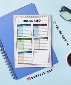 Un cuaderno con el horario de limpieza, con secciones de colores para los diferentes turnos, colocado encima de un cuaderno azul. Cerca hay gafas, un bolígrafo y una taza de café. Los datos de contacto y las redes sociales están a la vista.
