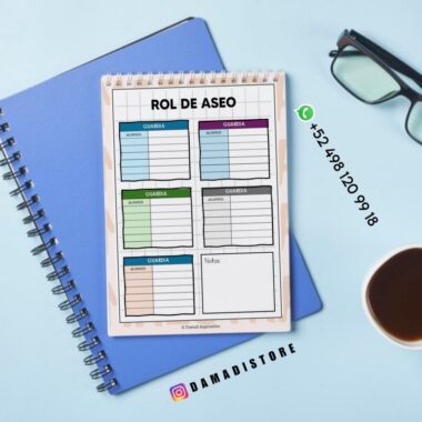 Un cuaderno con el horario de limpieza, con secciones de colores para los diferentes turnos, colocado encima de un cuaderno azul. Cerca hay gafas, un bolígrafo y una taza de café. Los datos de contacto y las redes sociales están a la vista.