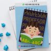Sobre un cuaderno azul hay un bloc de notas con la ilustración de un niño sonriente leyendo un libro verde titulado "ABC ARC". La palabra "PROFESOR" se repite en el fondo. Los datos de contacto y @damadistore aparecen en la imagen.