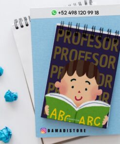 Sobre un cuaderno azul hay un bloc de notas con la ilustración de un niño sonriente leyendo un libro verde titulado "ABC ARC". La palabra "PROFESOR" se repite en el fondo. Los datos de contacto y @damadistore aparecen en la imagen.