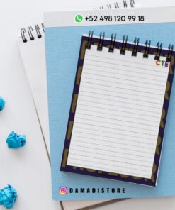 Un cuaderno de espiral con páginas rayadas está sobre una carpeta azul, rodeado de papel azul arrugado. En la parte superior e inferior de la imagen se ve un número de teléfono con un icono de WhatsApp y una cuenta de Instagram (@damadistore).