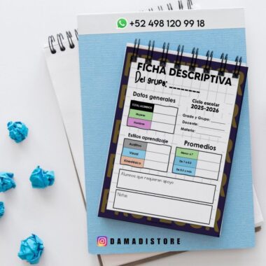 Un portapapeles con un formulario titulado "Ficha Descriptiva" descansa sobre un cuaderno de espiral, rodeado de bolas de papel arrugado de color azul. La información de contacto y la cuenta de Instagram @damadistore están visibles.