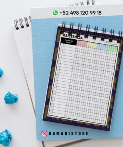 Un cuaderno de hojas de asistencia encuadernado en espiral descansa encima de otros dos cuadernos junto a tres papeles azules arrugados. La hoja tiene columnas para nombres y fechas. También se ve un número de WhatsApp y un perfil de Instagram.