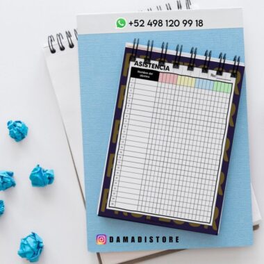 Un cuaderno de hojas de asistencia encuadernado en espiral descansa encima de otros dos cuadernos junto a tres papeles azules arrugados. La hoja tiene columnas para nombres y fechas. También se ve un número de WhatsApp y un perfil de Instagram.