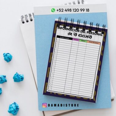 Un cuaderno de espiral con un formulario titulado "Información del personal de la escuela" con campos para nombres, cargos, números de teléfono y correos electrónicos, colocado en otro cuaderno con papel azul arrugado cerca. La información de contacto de WhatsApp está en la parte superior.