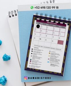 Un calendario encuadernado en espiral de febrero de 2026 está colocado sobre un cuaderno azul, con papeles arrugados azules cerca. Arriba hay un número de contacto de WhatsApp: +52 498 120 99 18, y más abajo el usuario de Instagram @damadistore.