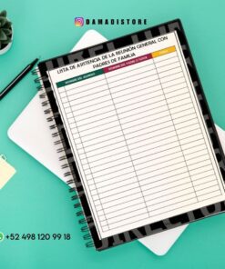 Un cuaderno de espiral con un formulario de lista de asistencia impreso para una reunión general con los padres, colocado sobre una superficie negra junto a una pequeña planta, dos notas adhesivas y un bolígrafo. El contacto de WhatsApp y la cuenta de Instagram están visibles.