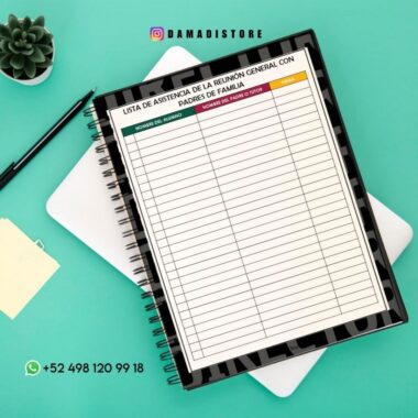 Un cuaderno de espiral con un formulario de lista de asistencia impreso para una reunión general con los padres, colocado sobre una superficie negra junto a una pequeña planta, dos notas adhesivas y un bolígrafo. El contacto de WhatsApp y la cuenta de Instagram están visibles.