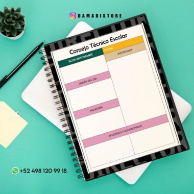 Una agenda encuadernada en espiral con una plantilla de "Consejo Técnico Escolar" está sobre un escritorio con una planta, notas adhesivas y un teléfono. El formulario incluye secciones para notas, orden del día, informe, asuntos importantes y acuerdos.