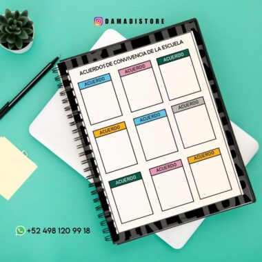 Un cuaderno de espiral con una página titulada "Acuerdos de Convivencia de la Escuela," con ocho recuadros de colores etiquetados como "Acuerdo." El cuaderno está sobre un escritorio con notas adhesivas, un lápiz y una pequeña planta. Se muestra el número de contacto de WhatsApp.
