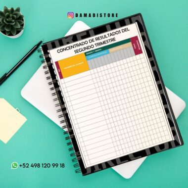 Un cuaderno de espiral con una tabla impresa con la etiqueta "Concentrado de Resultados del Segundo Trimestre" está sobre un escritorio con una planta, notas adhesivas, un bolígrafo y la información de contacto de WhatsApp en la parte inferior izquierda.