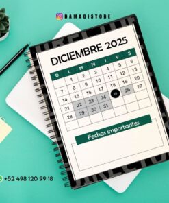 Un cuaderno de espiral muestra un calendario de diciembre de 2025, con el día 25 rodeado por un círculo. A su lado hay un bolígrafo verde, una pequeña planta de cactus, notas adhesivas y un teléfono blanco que muestra un número de WhatsApp.