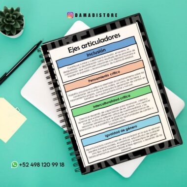 Un cuaderno de espiral con una portada titulada "Ejes articuladores" en la que se enumeran cuatro secciones: Inclusión, Pensamiento crítico, Interculturalidad crítica e Igualdad de género. El cuaderno descansa sobre una carpeta junto a un bolígrafo, notas adhesivas y una pequeña planta.