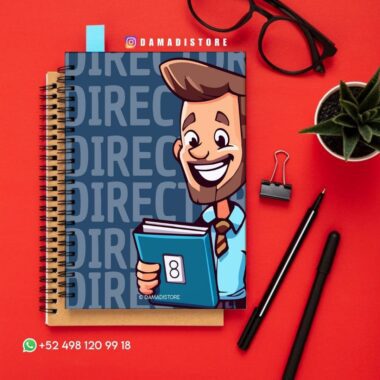 Encima de un cuaderno de espiral hay un cuaderno de dibujos animados con un hombre sonriente con corbata que sostiene un libro. A su alrededor hay unas gafas, un bolígrafo, un lápiz, un clip de carpeta, una pequeña maceta y un número de contacto de WhatsApp.