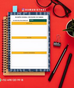 Vista superior de un bloc de notas con una plantilla de reunión para padres, colocado sobre un escritorio rojo con gafas, un bolígrafo negro, un clip bulldog, un lápiz rojo y una pequeña planta. Los datos de contacto de WhatsApp aparecen en la parte inferior izquierda.
