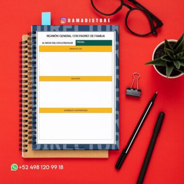Vista superior de un bloc de notas con una plantilla de reunión para padres, colocado sobre un escritorio rojo con gafas, un bolígrafo negro, un clip bulldog, un lápiz rojo y una pequeña planta. Los datos de contacto de WhatsApp aparecen en la parte inferior izquierda.