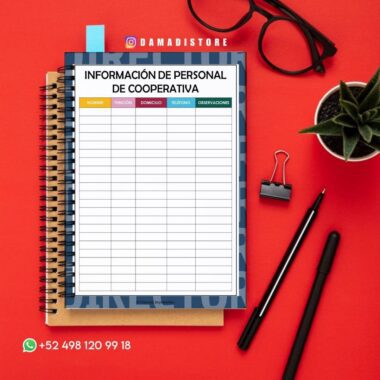 Un cuaderno y un portapapeles con un formulario impreso titulado "Información de Personal de Cooperativa" sobre un escritorio rojo, junto a unas gafas, una planta, un bolígrafo y un lápiz. El número de contacto de WhatsApp aparece en la parte inferior izquierda.