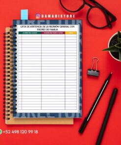 Un cuaderno con una hoja de asistencia impresa para una reunión de padres descansa sobre una superficie roja, junto a unas gafas, una planta, bolígrafos, un clip de carpeta y un número de contacto de WhatsApp visible.