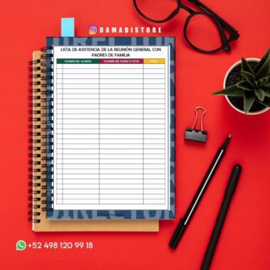 Un cuaderno con una hoja de asistencia impresa para una reunión de padres descansa sobre una superficie roja, junto a unas gafas, una planta, bolígrafos, un clip de carpeta y un número de contacto de WhatsApp visible.