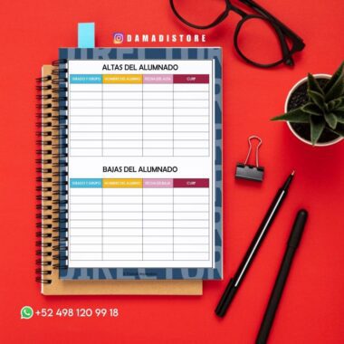 Un cuaderno con una página titulada "Altas del Alumnado" y "Bajas del Alumnado" para el seguimiento de las altas y bajas de alumnos, rodeado de gafas, una planta, bolígrafos y un clip negro sobre una superficie roja.