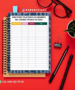 Una foto plana muestra un formulario de guía telefónica en un portapapeles, un cuaderno de espiral, gafas negras, una planta suculenta, bolígrafos y un teléfono con un número de WhatsApp sobre fondo rojo.