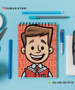 Sobre un escritorio azul, rodeado de tijeras, clips, un lápiz, un bolígrafo, unas gafas y una pequeña planta, hay un cuaderno de espiral con un dibujo animado de un niño que sostiene un libro rojo en la portada. La información de contacto aparece en la parte inferior.