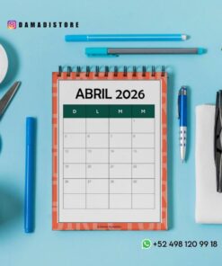 Un calendario encuadernado en espiral abierto hasta abril de 2026 sobre un escritorio, rodeado de gafas, bolígrafos, tijeras, clips, un bloc de notas y una planta; también se ven los datos de contacto y la dirección de las redes sociales.