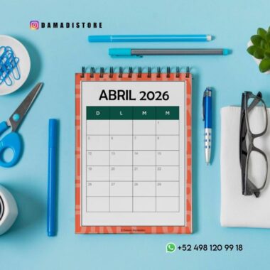 Un calendario encuadernado en espiral abierto hasta abril de 2026 sobre un escritorio, rodeado de gafas, bolígrafos, tijeras, clips, un bloc de notas y una planta; también se ven los datos de contacto y la dirección de las redes sociales.