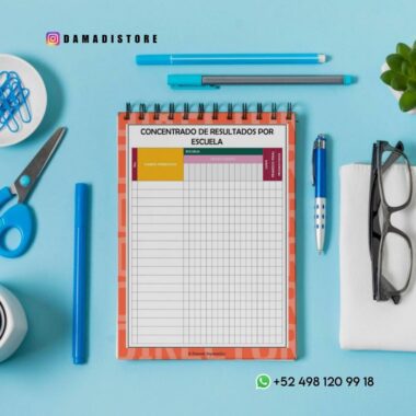 Un cuaderno de espiral naranja y blanco titulado "Concentrado de Resultados por Escuela" está sobre un escritorio azul con tijeras, bolígrafos, clips de carpeta, un teléfono, gafas y una pequeña planta. En la parte inferior aparecen los datos de contacto de WhatsApp.