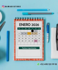 Un calendario en espiral abierto hasta enero de 2026 descansa sobre un escritorio azul, rodeado de gafas, tijeras, bolígrafos, clips, una planta y un teléfono blanco. Las fechas clave están marcadas en el calendario. Se incluye información sobre redes sociales y WhatsApp.