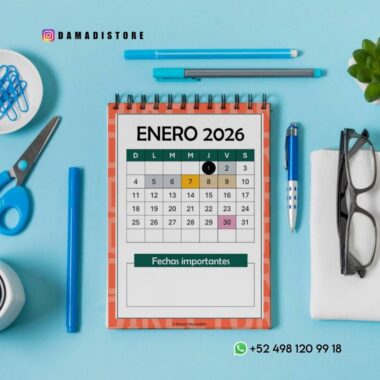 Un calendario en espiral abierto hasta enero de 2026 descansa sobre un escritorio azul, rodeado de gafas, tijeras, bolígrafos, clips, una planta y un teléfono blanco. Las fechas clave están marcadas en el calendario. Se incluye información sobre redes sociales y WhatsApp.