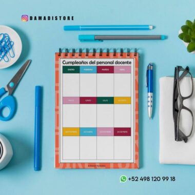 Composición plana de material de oficina que incluye tijeras, un bolígrafo, gafas, clips y un bloc de notas titulado "Cumpleaños del personal docente" organizado por meses, sobre fondo azul. En la parte inferior derecha aparece un número de contacto de WhatsApp.