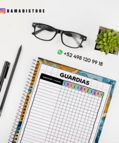 Un escritorio plano con un planificador de turnos encuadernado en espiral, gafas negras, un bolígrafo negro, un lápiz, una pequeña maceta de suculentas y los datos de contacto de DAMADISTORE, incluido un número de WhatsApp.