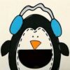 Ilustración de un pingüino blanco y negro con orejeras azules. El pingüino tiene la boca bien abierta y un pequeño pico anaranjado, dando la impresión de que está cantando o expresando alegría. El fondo es completamente blanco. Nombre del producto: Alimenta al pingüino