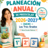 Una mujer sonríe sosteniendo un portapapeles junto a mesas con calendarios abatibles marcados "1º", "2º" y "3º". La imagen promociona la Planeación Anual de Preescolar 2025-2026 NEM (Los Tres Grados) de Editorial MD, basada en el modelo Nueva Escuela Mexicana.