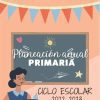 Ilustración de una mujer con cabello oscuro recogido en una cola de caballo, sosteniendo papeles frente a una pizarra. La pizarra muestra "Planeación Anual Primaria 1er Grado" con garabatos de un sol, aviones de papel y estrellas. Sobre el tablero hay banderas triangulares. El texto a continuación dice “CICLO ESCOLAR 2022-2023”.
