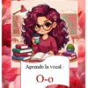 Una chica sonriente con pelo rizado y gafas está sentada en un escritorio con libros, sosteniendo una taza. El fondo muestra estanterías y flores rojas. El texto dice: "Aprendo la vocal: O-o".